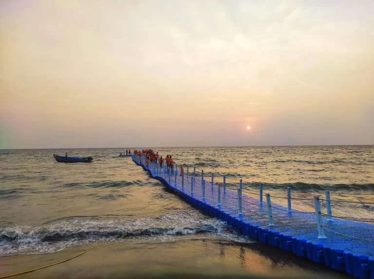 https://wayanadstays.com/wp-content/uploads/2024/08/Beypore-Floating-Bridge-Kozhikode-Kerala-768x574.webp
